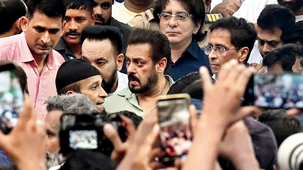 Salman Khan leaving Baba Siddique’s residence after paying his respects in Bandra. File pics/Anurag Ahire