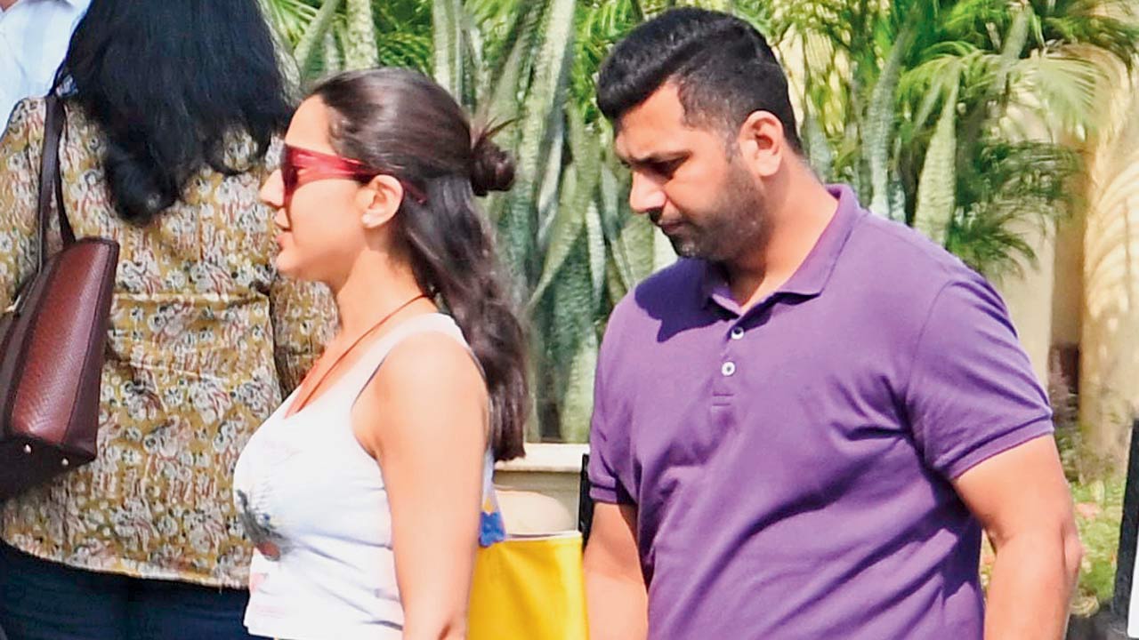 Sara Ali Khan arrives at the hospital shortly before her father is discharged. Pic/Anurag Ahire