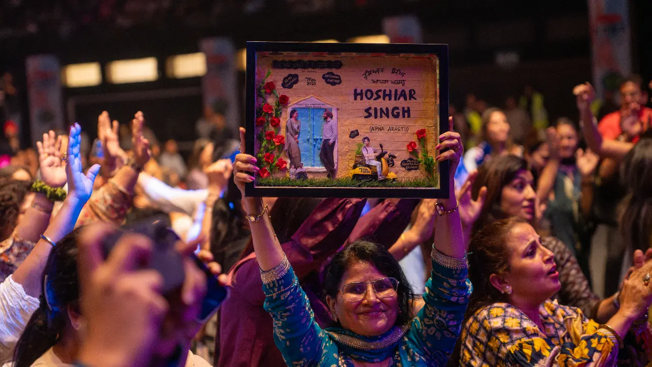 Sartaaj's famous hit songs like Jalsa, Udaariyan, Sajjan Raazi, and his latest release Rang from Skyforce had the crowd singing along and swaying to every beat. 