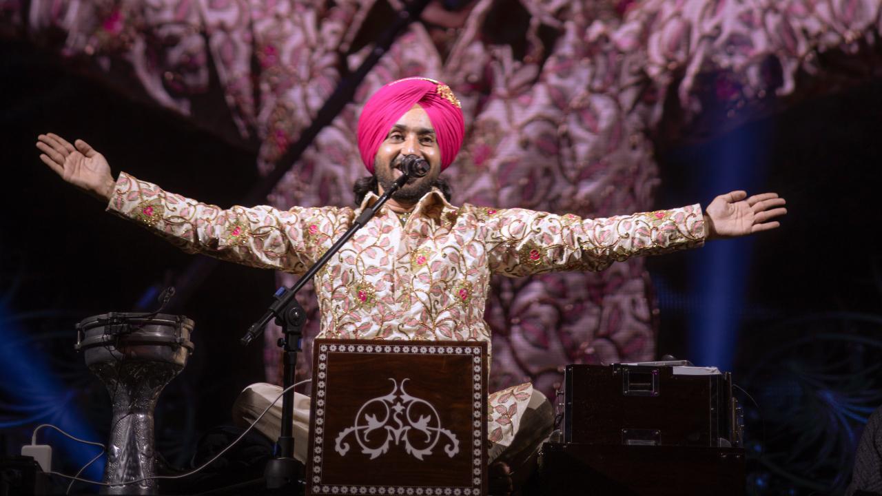 Satinder Sartaaj mesmerises Mumbaikars with a soulful evening at NSCI Dome in Worli