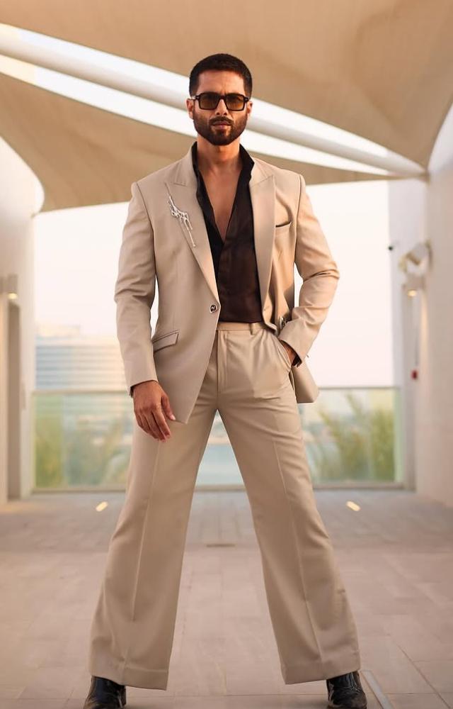 In this look, Shahid wore a stylish three-piece suit. His beige and black contrast made him look dashing