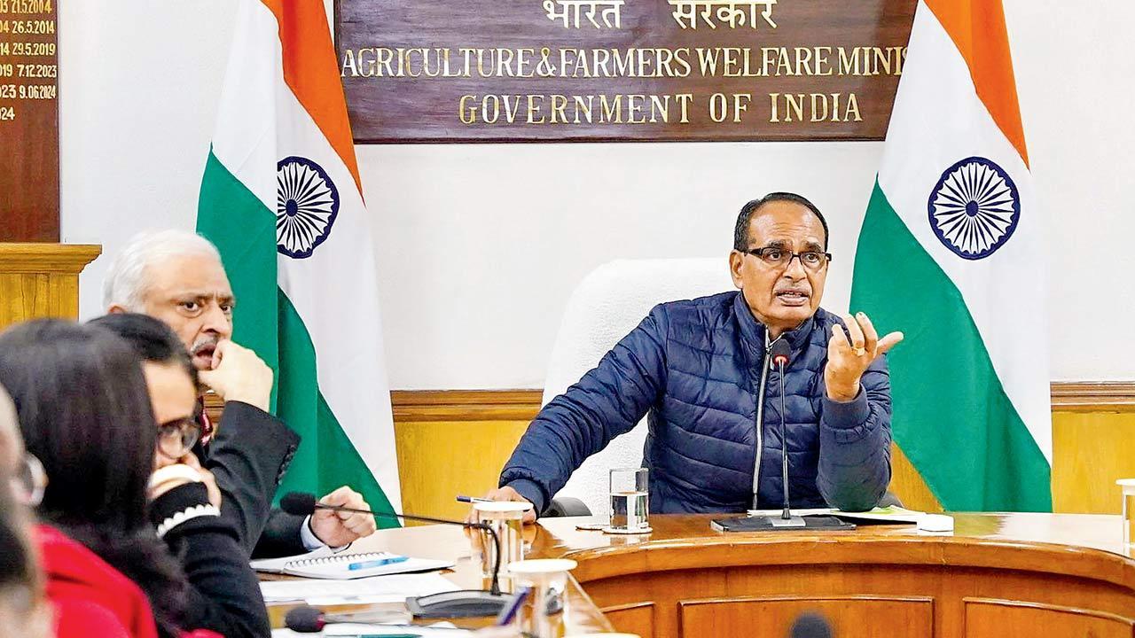 Agri min accuses Delhi govt of blocking farm schemes
