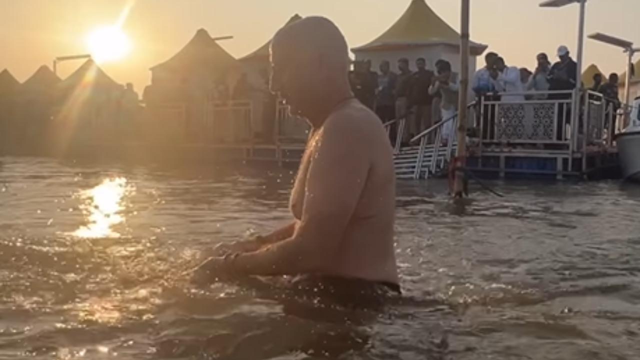 Watch! Anupam Kher enjoys 'Ganga snan' at Maha Kumbh