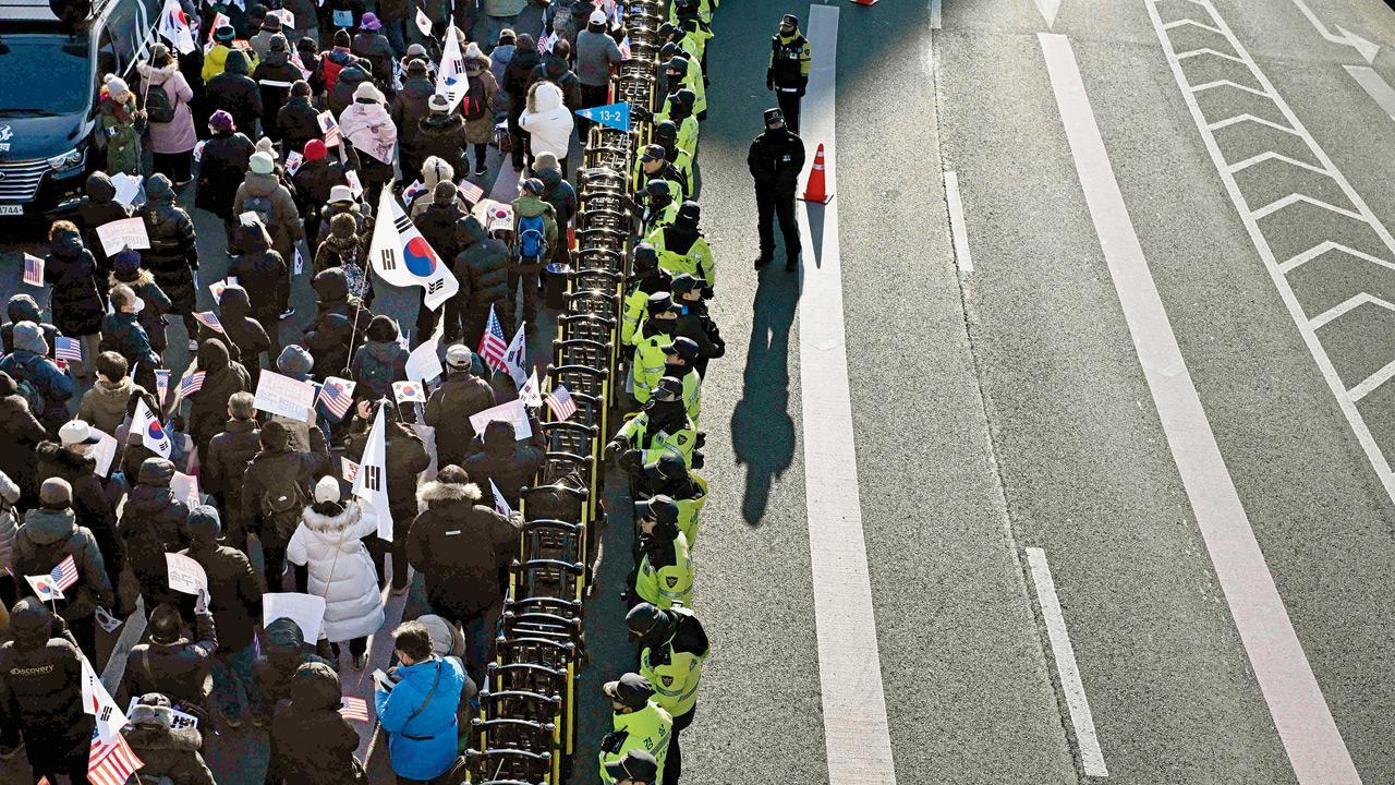 Siege outside South Korea’s presidential compound