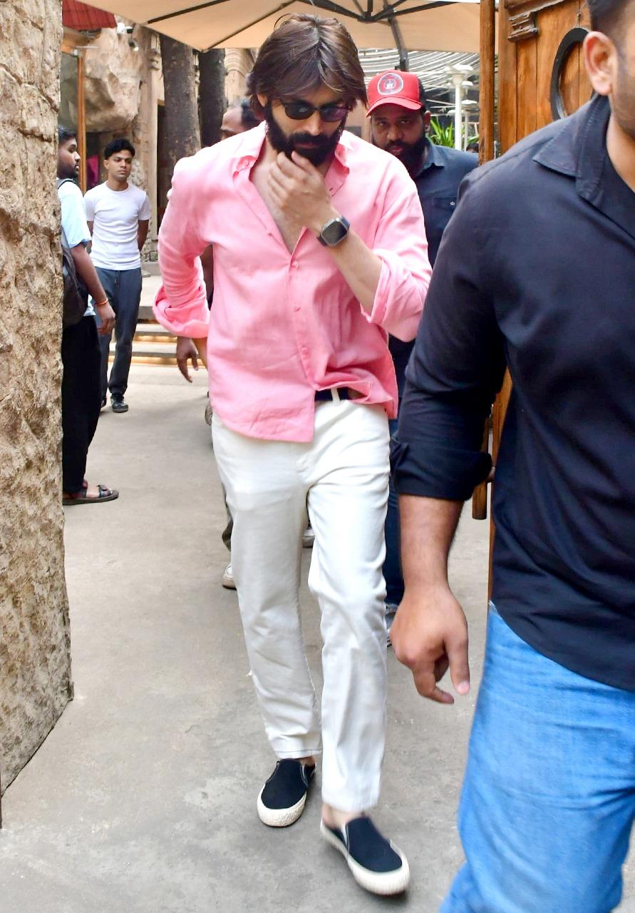 Kartik Aaryan was snapped at a restaurant in Juhu. The actor looked dashing in a pink shirt paired with white pants