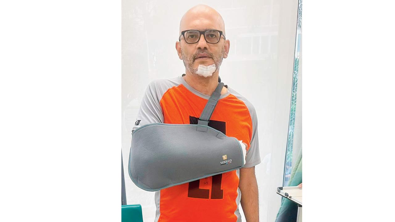 Subhash Motwani battling the pain of a broken wrist