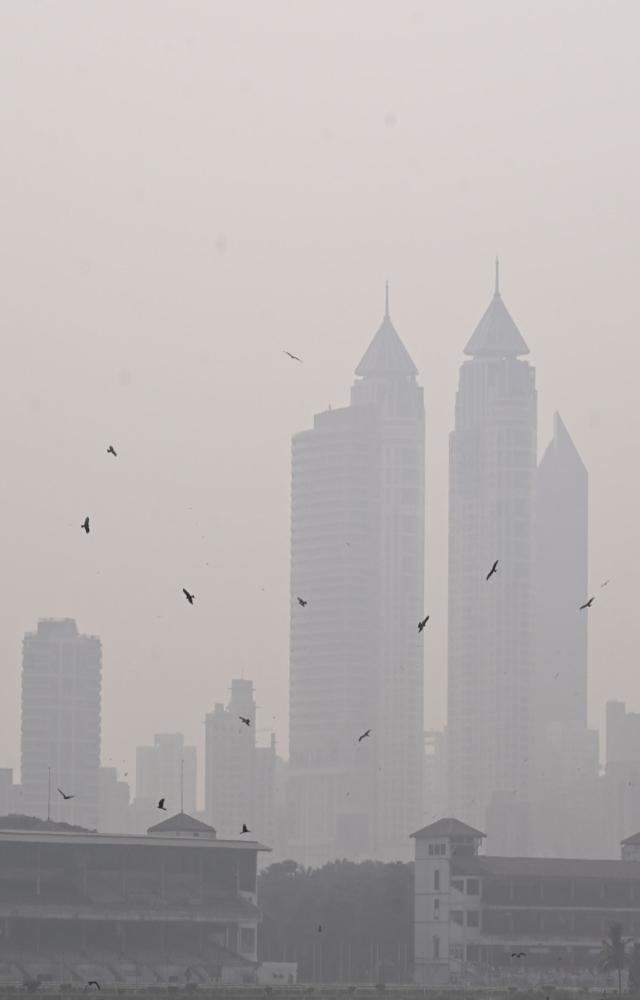Haze blankets skies in South Mumbai despite rise in mercury