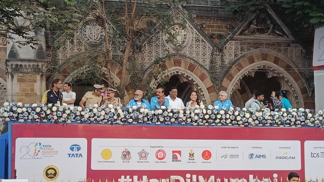 Amruta Fadnavis, along with Chhagan Bhujbal, flagged off the participants of the Tata Mumbai Marathon 2025 from the starting point at CSMT