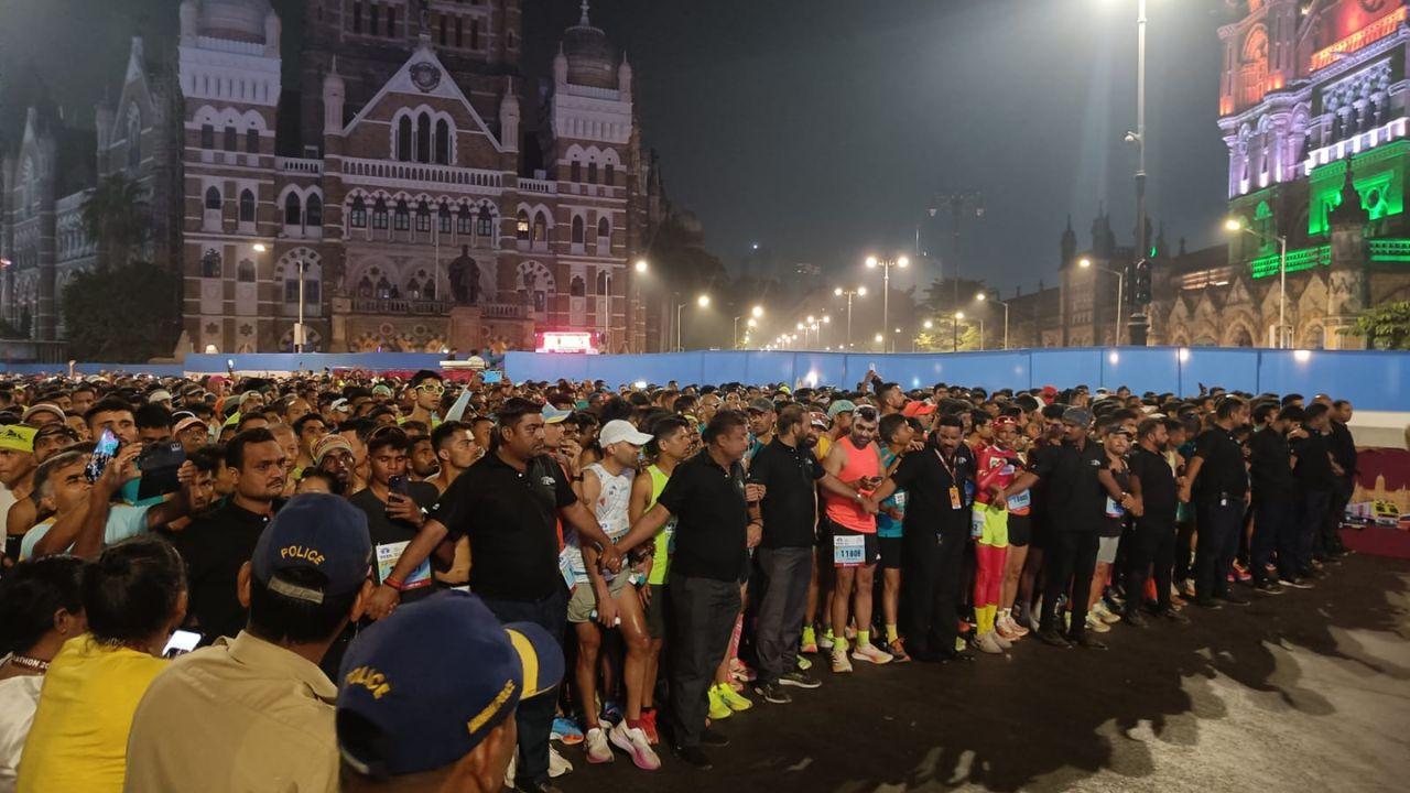 Runners gathered at the starting point at 5 am on Sunday