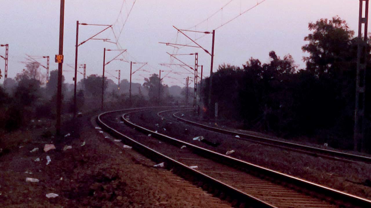 The two-degree curve at the accident spot that prevented victims from seeing the oncoming  Bengaluru-New Delhi Karnataka Express. Pic/Dashcam of loco-pilot of Bengaluru-New Delhi Karnataka Express