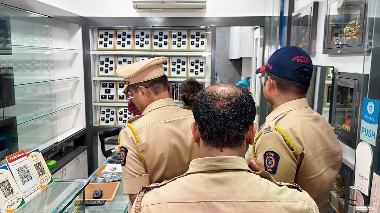 Vasai crime: Sans guard, jewellery store robbed at gunpoint; owner hurt