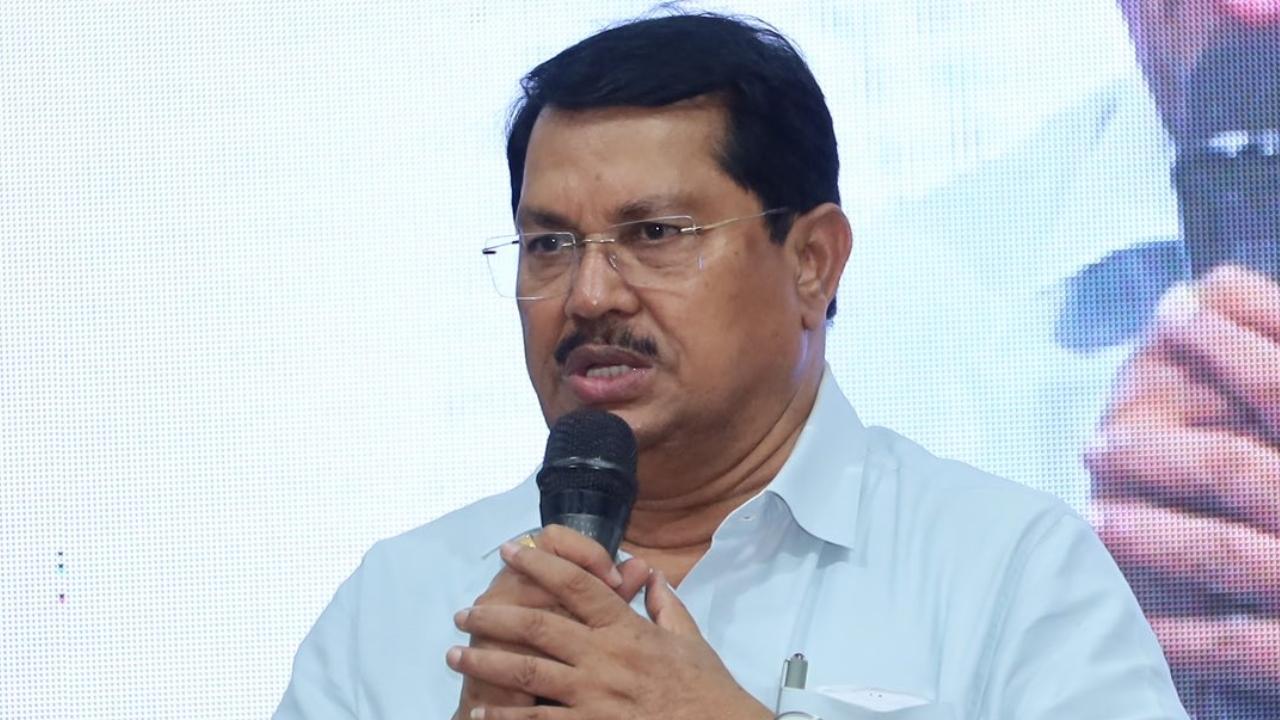 Vijay Wadettiwar targets Dhananjay Munde over 'corruption' in crop insurance scheme