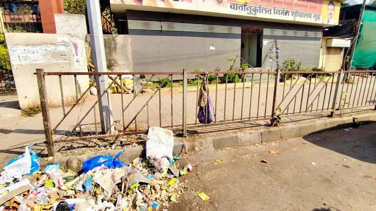AC toilet at Dindoshi: This toilet, also commissioned by MLA Prabhu, is maintained by M/s Kutir Mandal. Neither the air conditioner nor the toilet blocks were in a usable condition; the stench was overpowering, making it difficult even to enter. The charge was Rs 5.