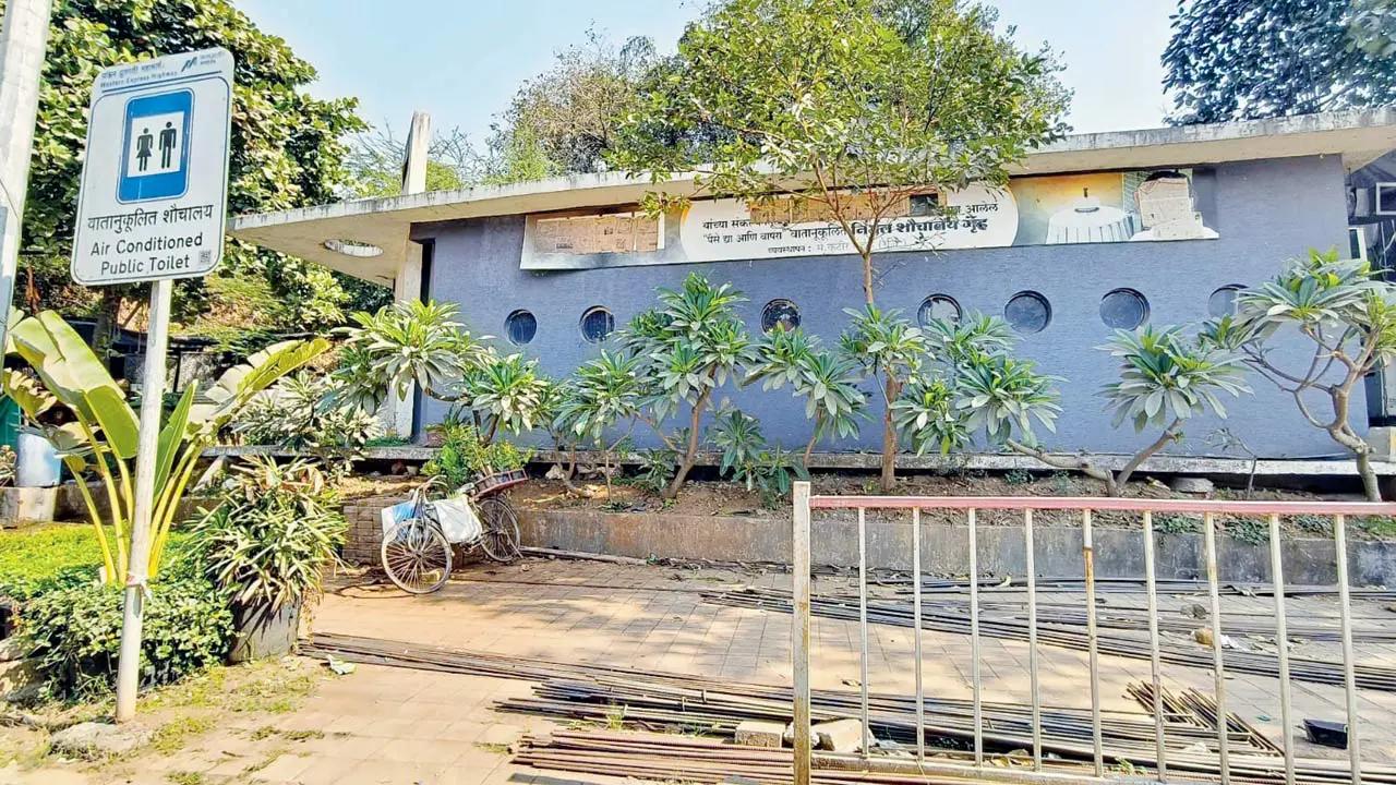 AC toilet in Malad: Dubbed a “star toilet” some five years ago, this facility commissioned by BJP MLA Atul Bhatkhalkar is now smelly and dirty. The seating outside is rusted, and it is manned by random people who live there. Upon inquiry, they said they have no specific experience or expertise in managing a toilet. A person started cleaning the toilet block when approached, and asked the visitors to wait until the cleaning was done.