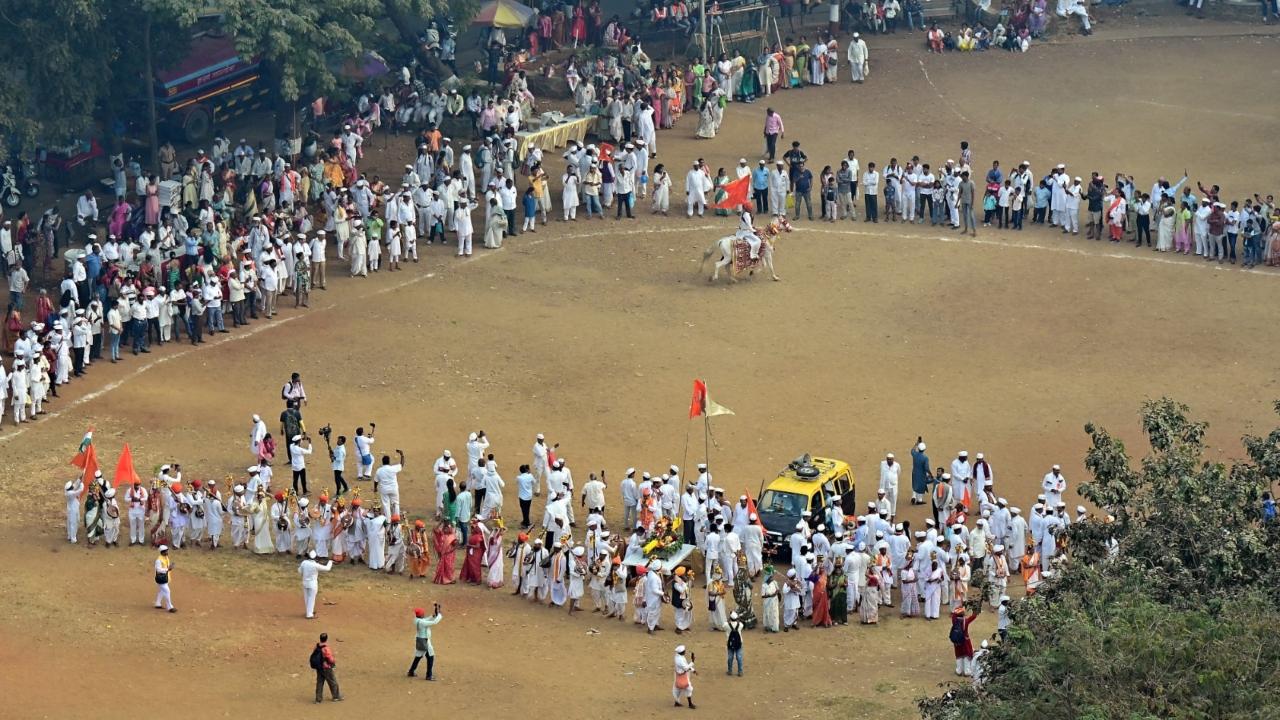 The Warkaris, known for their strong devotion to Lord Vithoba, participated enthusiastically, with many traveling from different regions to join the procession