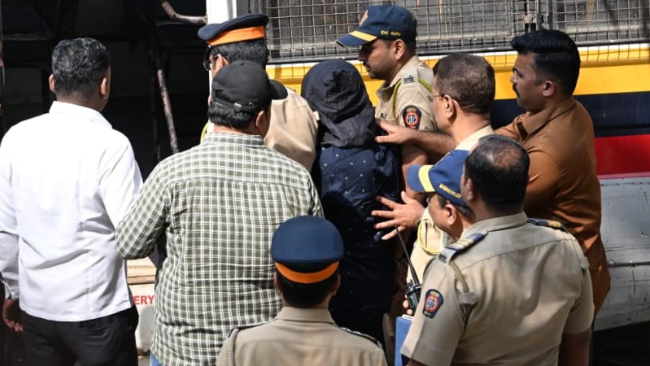 तस्वीरें: अभिनेता सैफ अली खान पर हमला मामले के आरोपी को मुंबई पुलिस ने गिरफ्तार किया