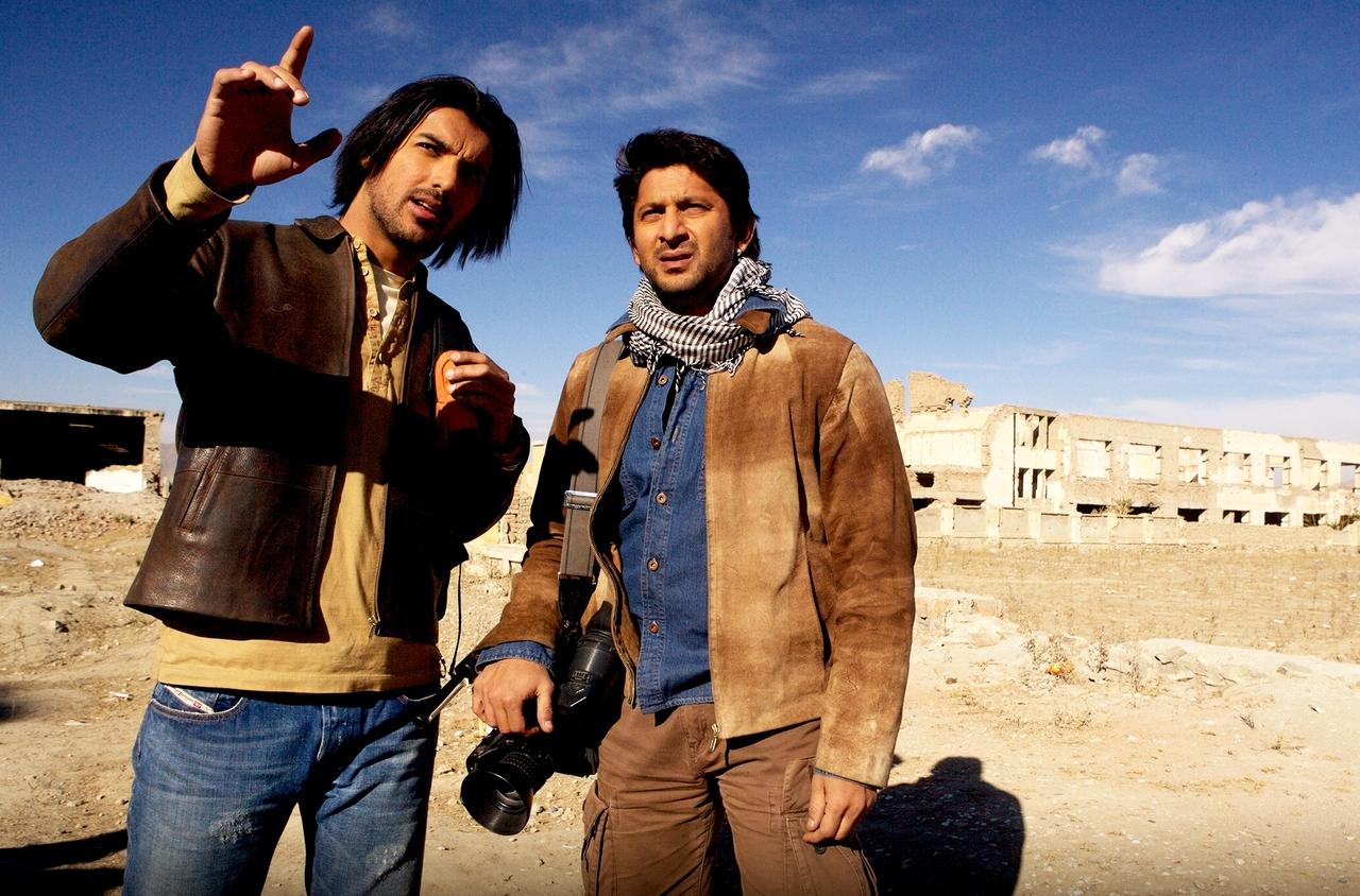 Kabul Express featured John Abraham and Arshad Warsi. The film tells the story of two Indian journalists, an American journalist and an Afghan guide who are taken as hostages by Pakistani soldiers. They are forced to take a 48-hour journey into a war-torn country. 