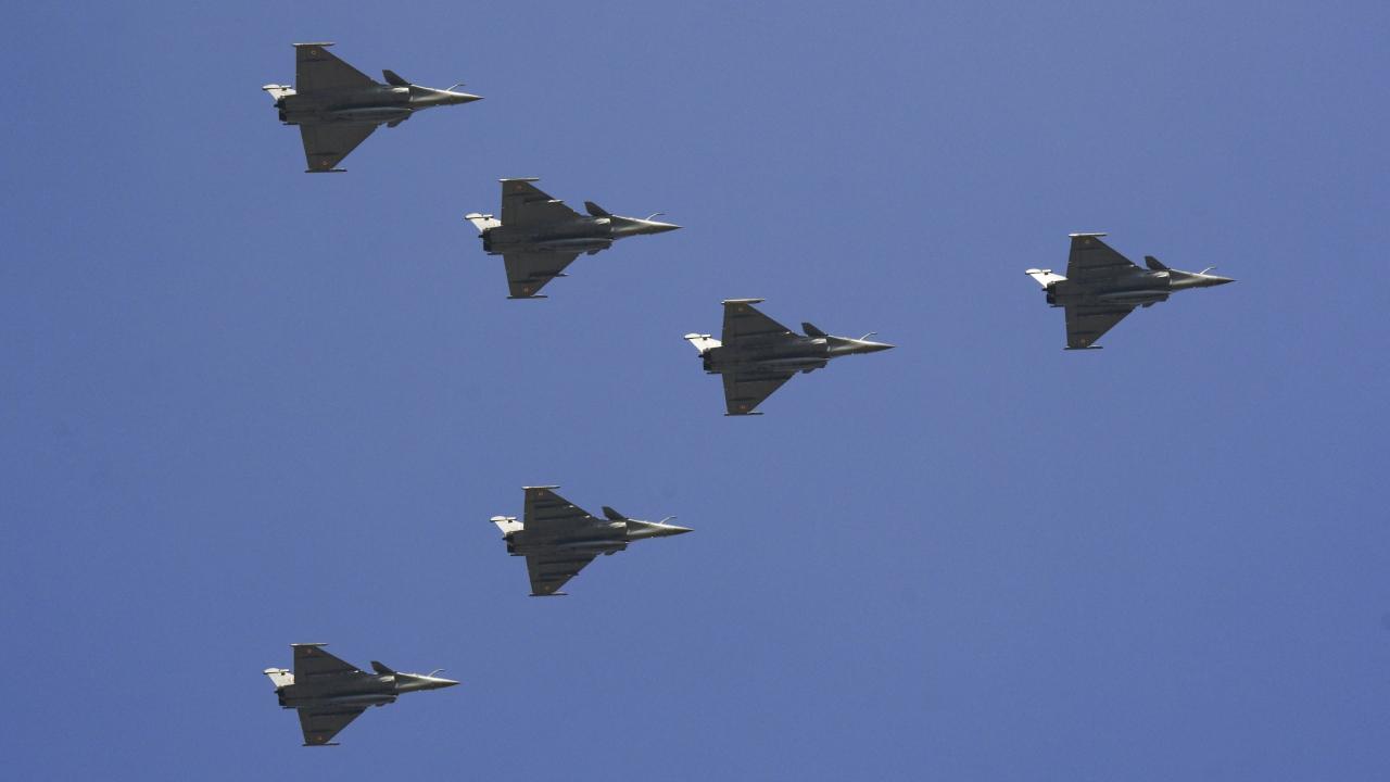 They displayed a variety of formations including Dhwaj, Ajay, Satluj, Rakshak, Arjan, Netra, Bheem, Amrit, Vajrang, Trishul and Vijay. The concluding Vertical Charlie manoeuvre was performed by a Rafale fighter aircraft