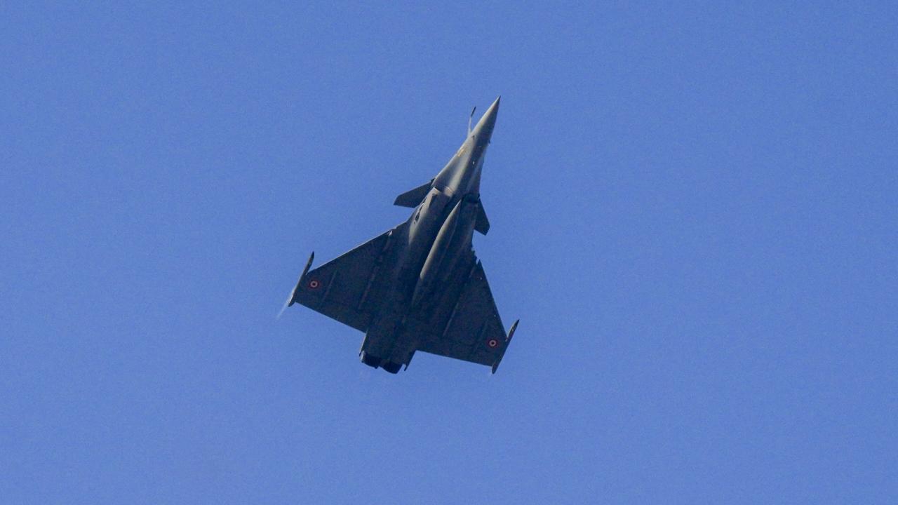 The flypast featured 40 aircrafts including helicopters - 22 fighter jets, 11 transport aircraft and seven helicopters of IAF. It includs Rafale, Su-30, Jaguar, C-130, C-295, C-17, AWACS, Dornier-228 and An-32 aircraft and Apache & Mi-17 helicopters