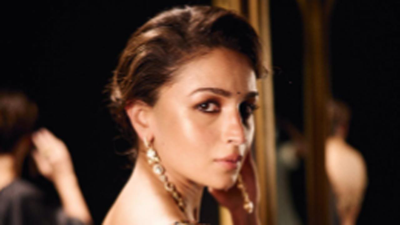 Alia Bhatt exudes elegance in black sari at Sabyasachi 25-year celebration show