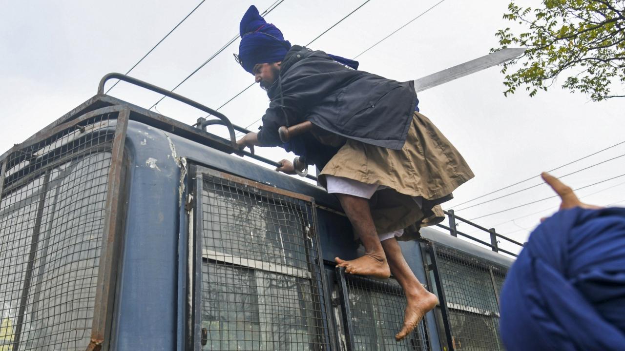 Barricades had been erected at several Chandigarh-Mohali border points to prevent the protesters from marching towards the chief minister's residence in Chandigarh