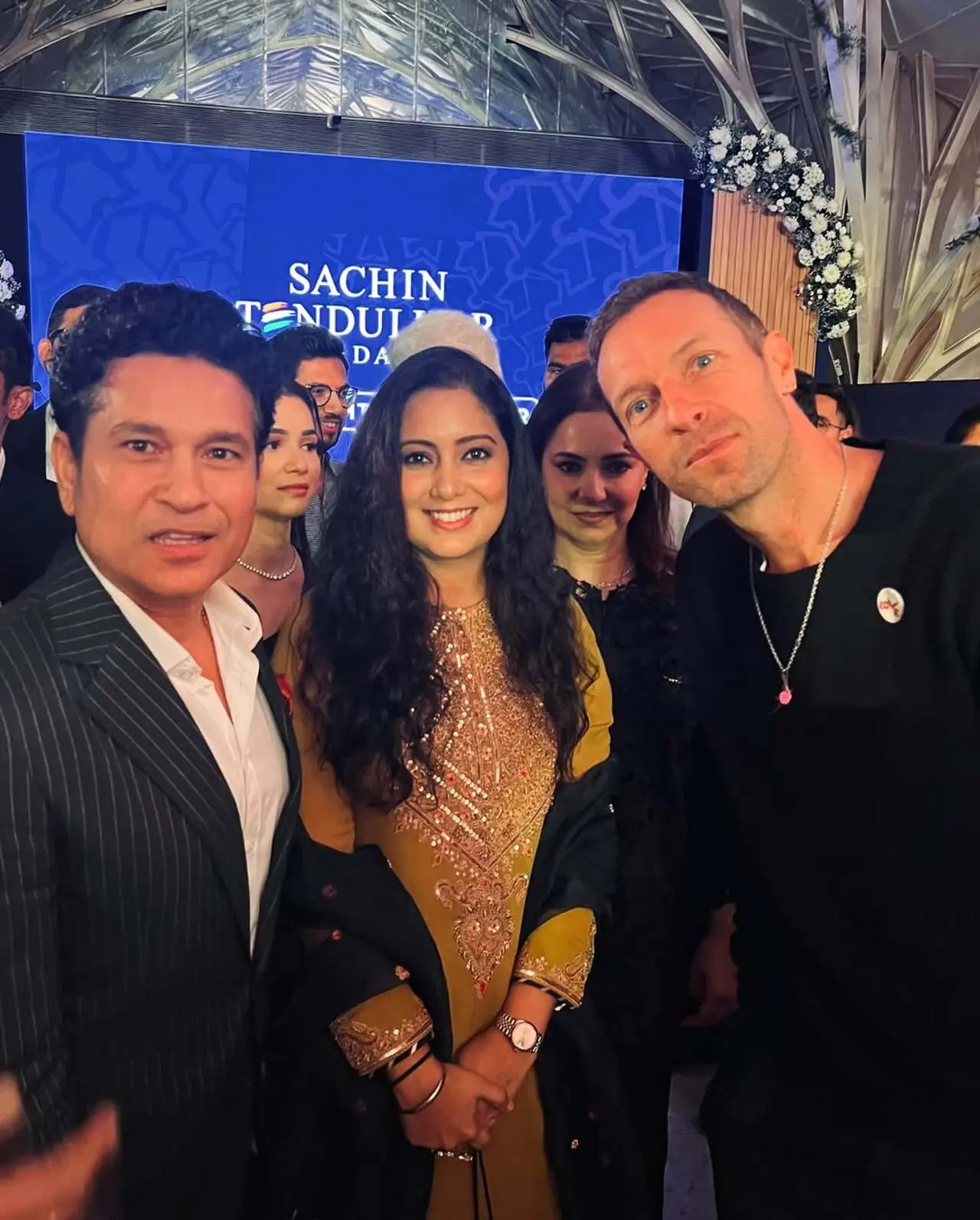 Singer Harshdeep Kaur strikes a pose with Chris Martin and Sachin Tendulkar