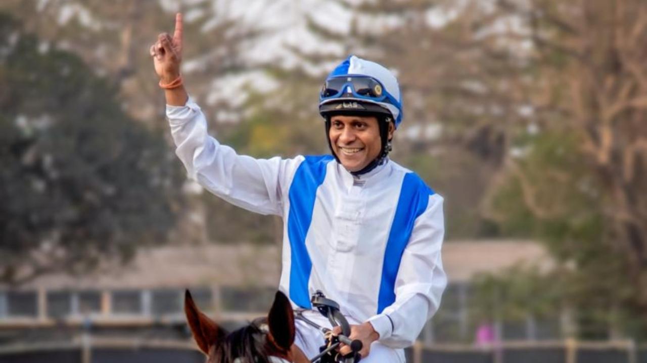 Casteel (Sanus Per Aquam - Castle Queen; Br: Kunigal)He made a winning debut at Bangalore under trainer Satish Narredu in July last year, before successfully raiding Mysore and Kolkata. At Kolkata he bagged the monsoon Derby, the 2000 Guineas and the winter Derby. Jockey Suraj Narredu, who rode him during all successes, rides him on Sunday too