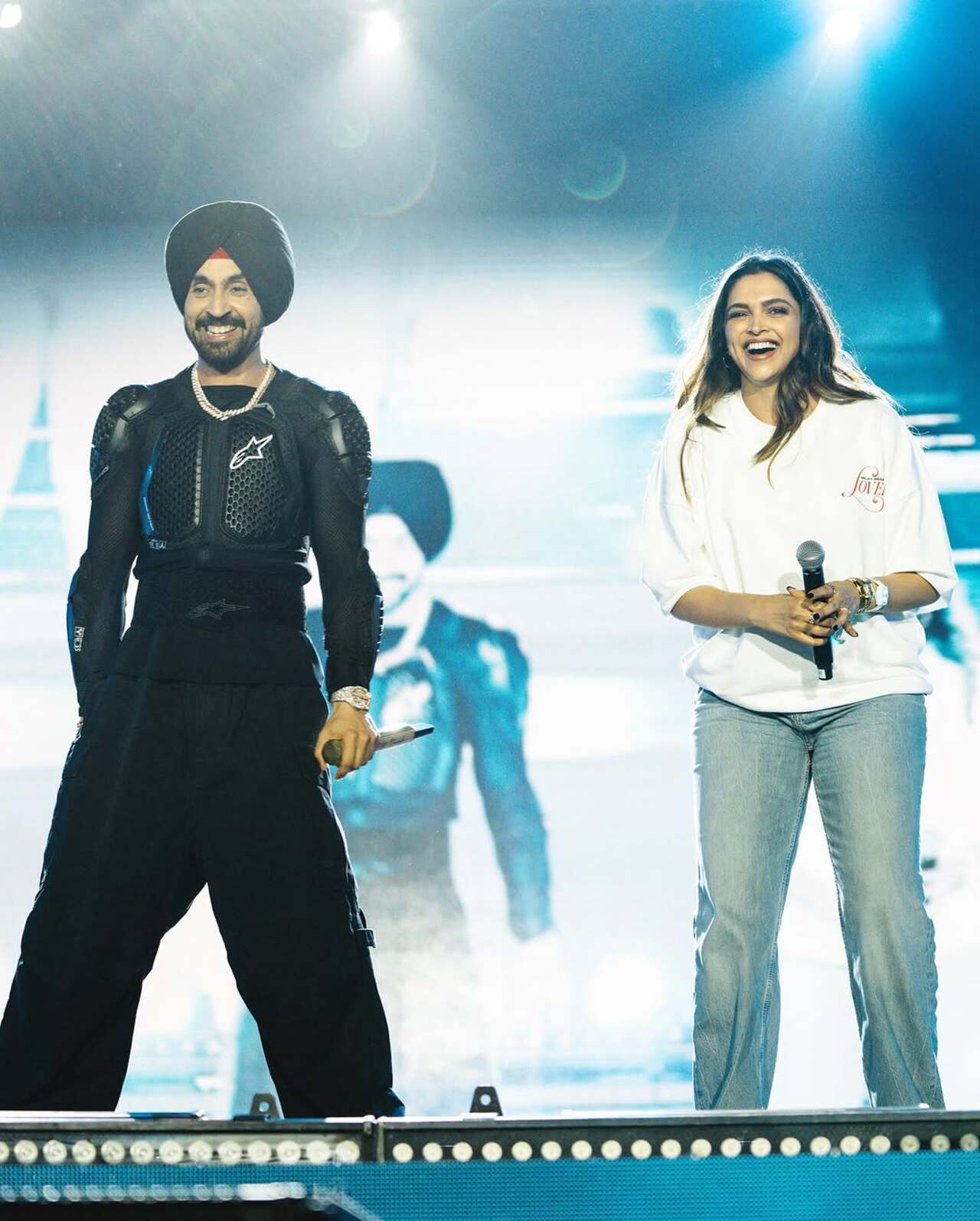 While he did not share touristy pictures from his Bengaluru tour, he gave everyone a memorable moment by inviting Deepika Padukone on stage