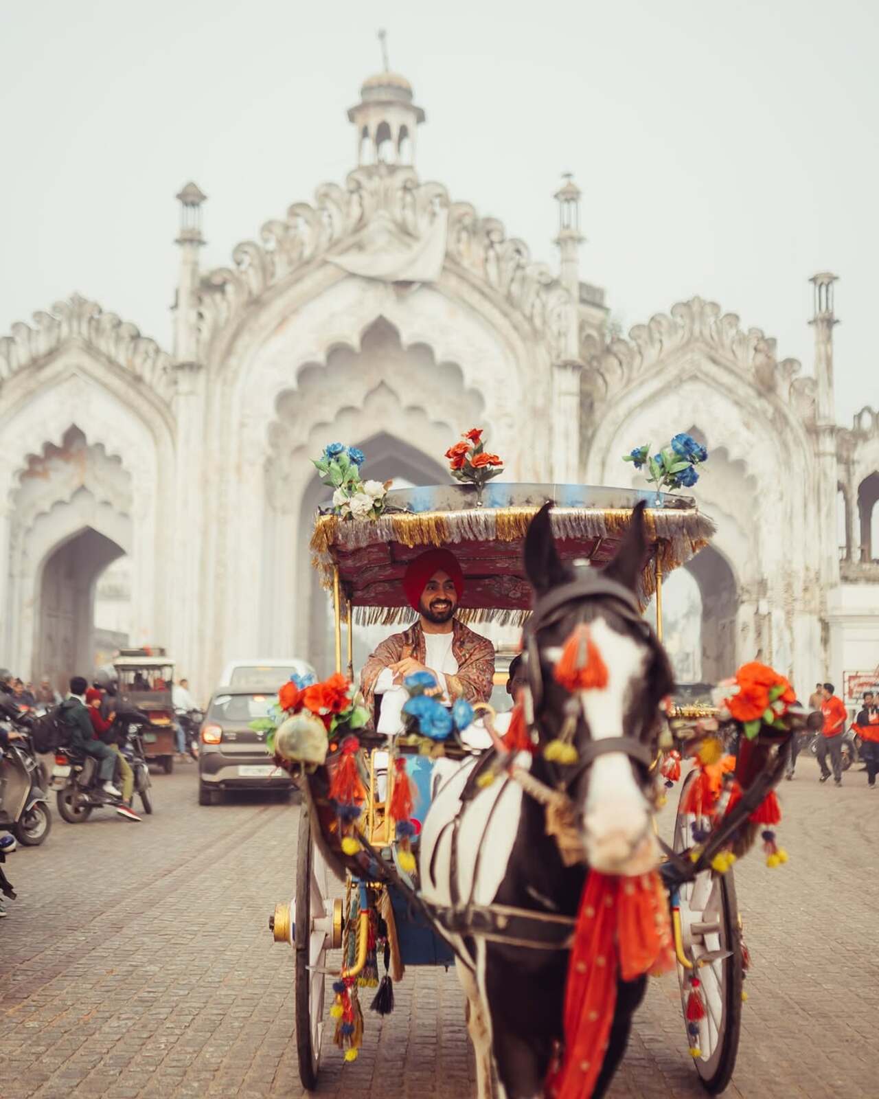 Dressed in a white kurta pajama and colourful shawl, Dosanjh soaked in the beauty of Lucknow ahead of his concert in the capital city of Uttar Pradesh