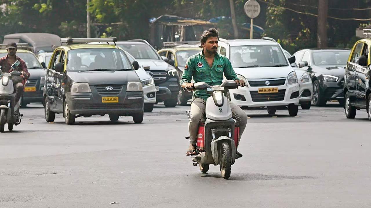 We need to formulate new rules to regulate e-bikers