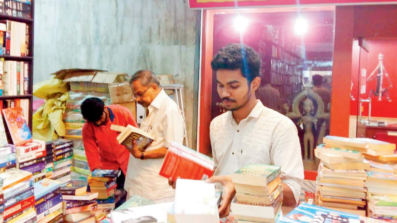 Late MT Vasudevan Nair (in centre) during a visit to the bookstore. Pic Courtesy/Ideal Books 