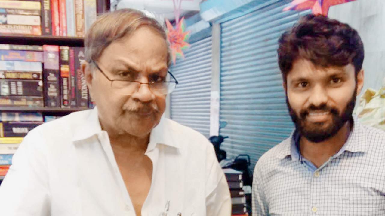 MT Vasudevan Nair with (right)  Mohammed Nizamuddin at the store