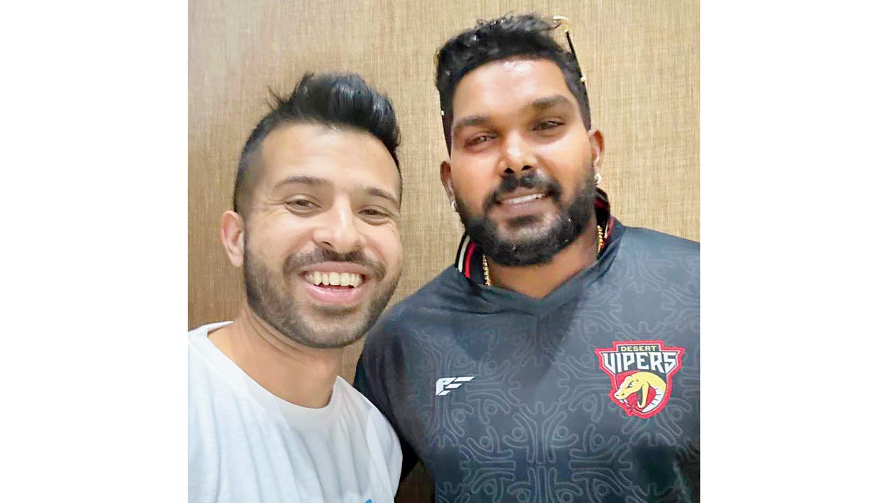 Doshi with Sri Lankan cricketer Wanindu Hasaranga