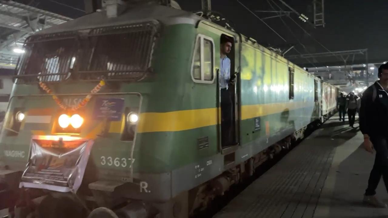 Mumbai Central-Valsad double decker train rake takes last run before its replacement