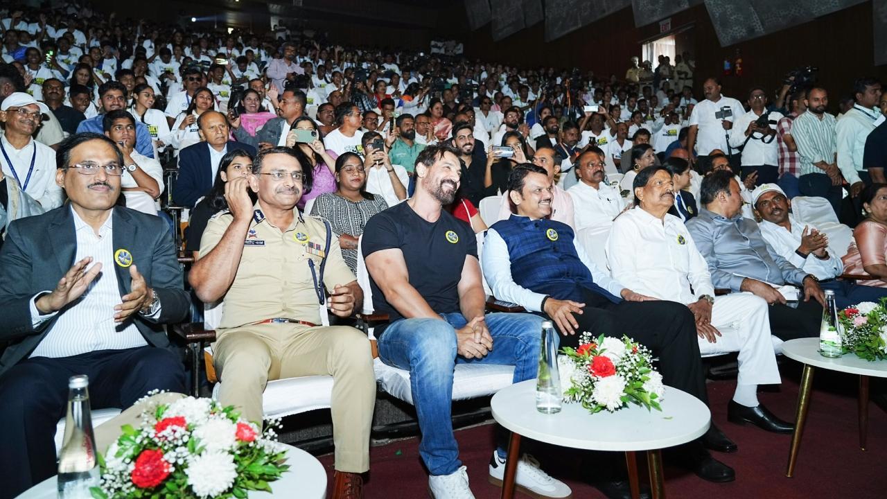 Addressing the gathering, the CM said, this is the most important campaign undertaken by the Navi Mumbai police. But it is not just about Navi Mumbai. It is a battle for Maharashtra and Bharat