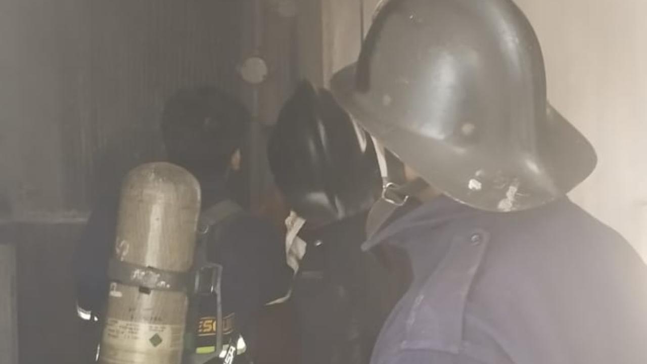 No one was injured in the incident at Krishna Society in Panchpakhadi area, said municipal Disaster Management Cell chief Yasin Tadvi. Pics/RDMC