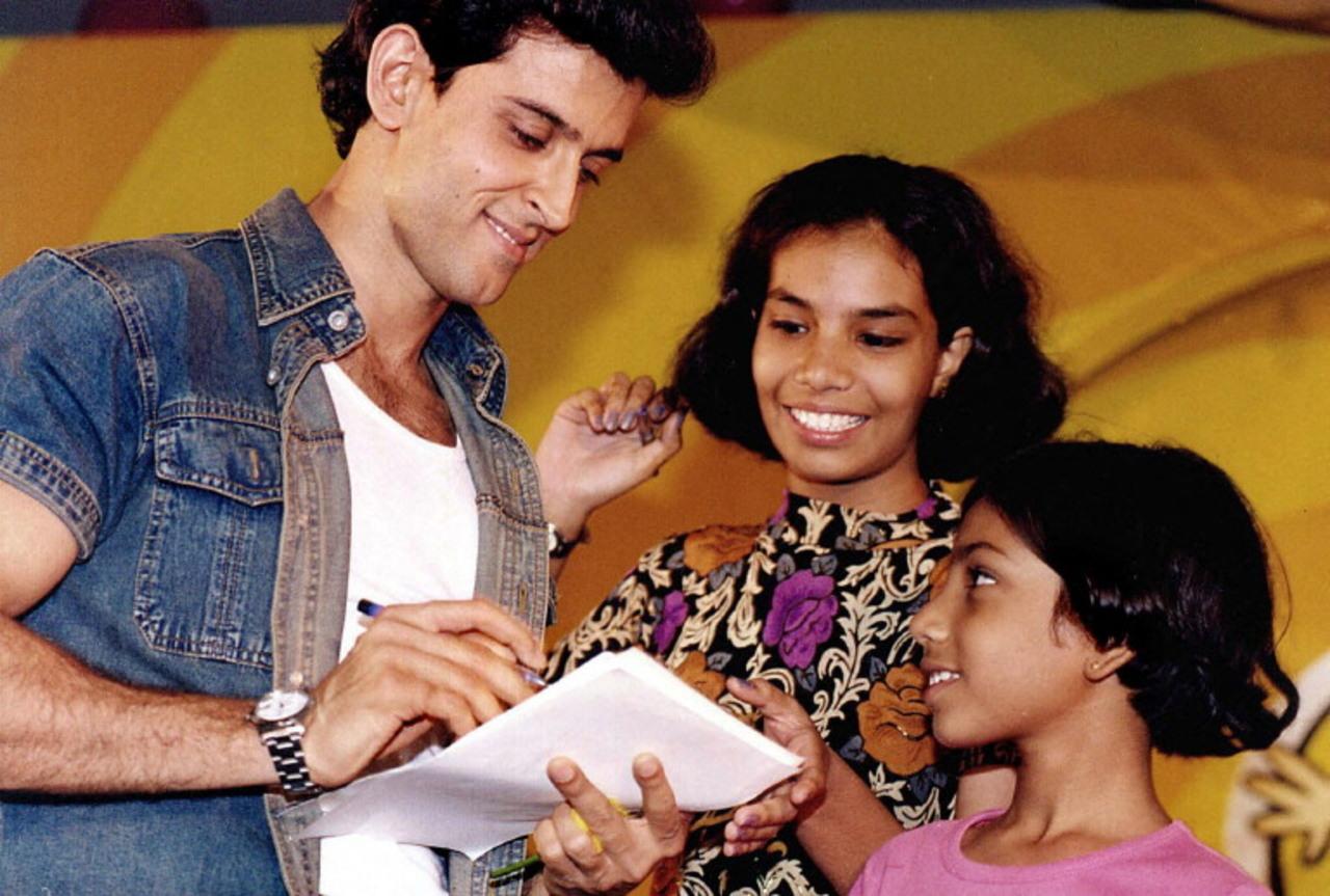 Hrithik was spotted giving autographs to kids in Mumbai. 
