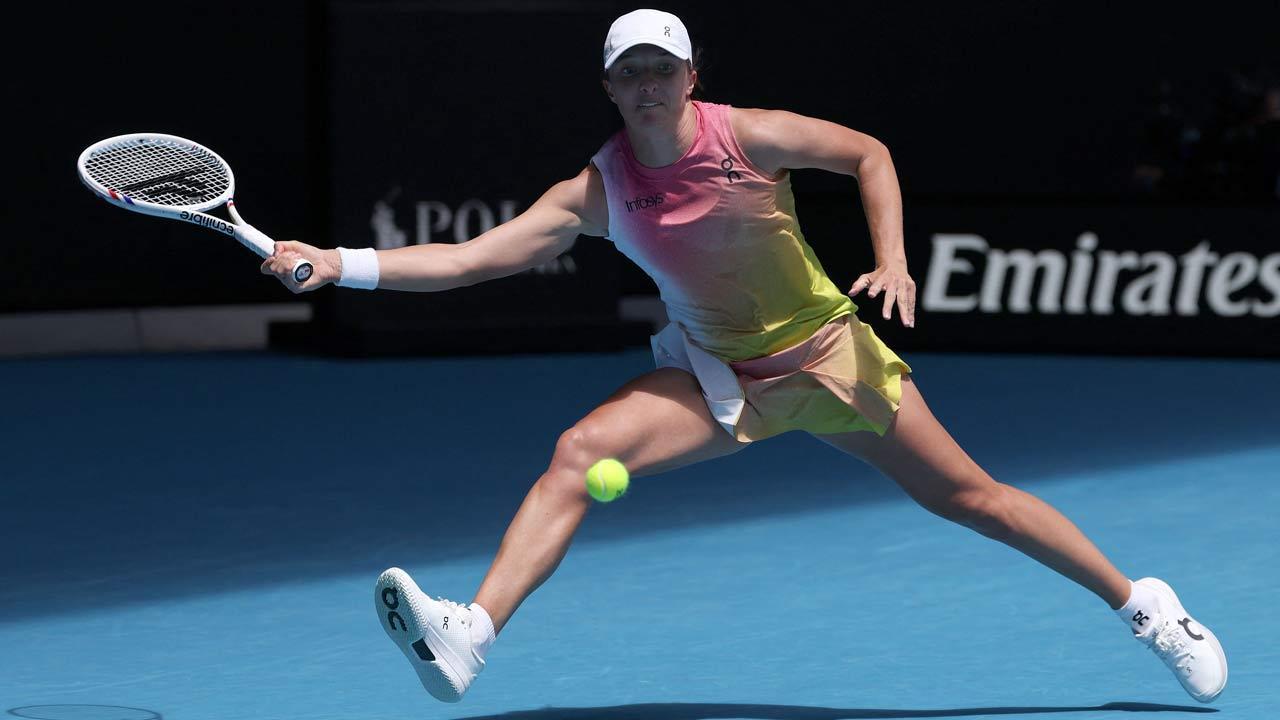 Iga Swiatek moves into a 3rd-round match against Emma Raducanu at the Australian Open