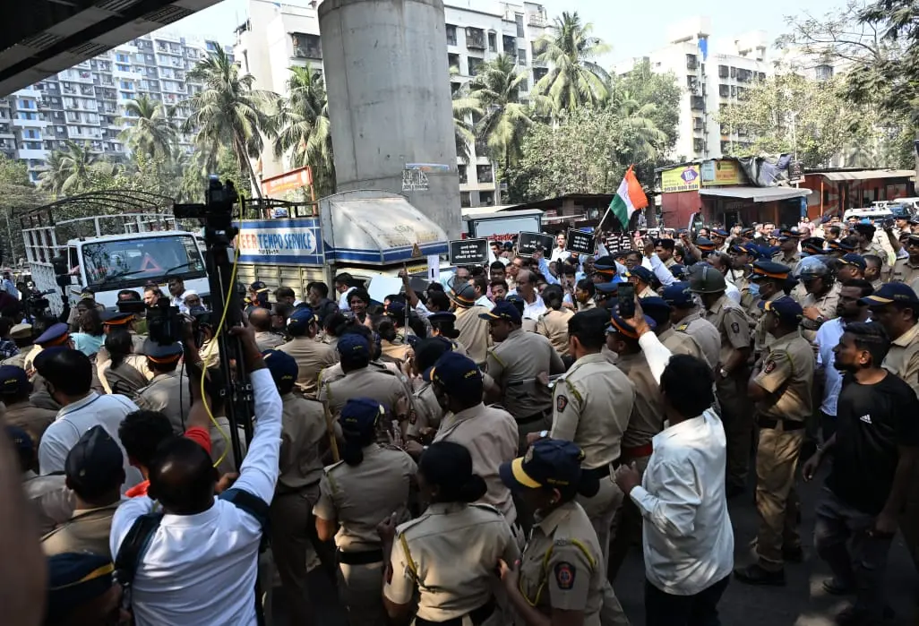 Locals of Nehru Nagar and Kurla East gathered in significant numbers to oppose the survey and proposed redevelopment. Despite opposition, state government officials attempted to clear the plot, but faced resistance from the locals.