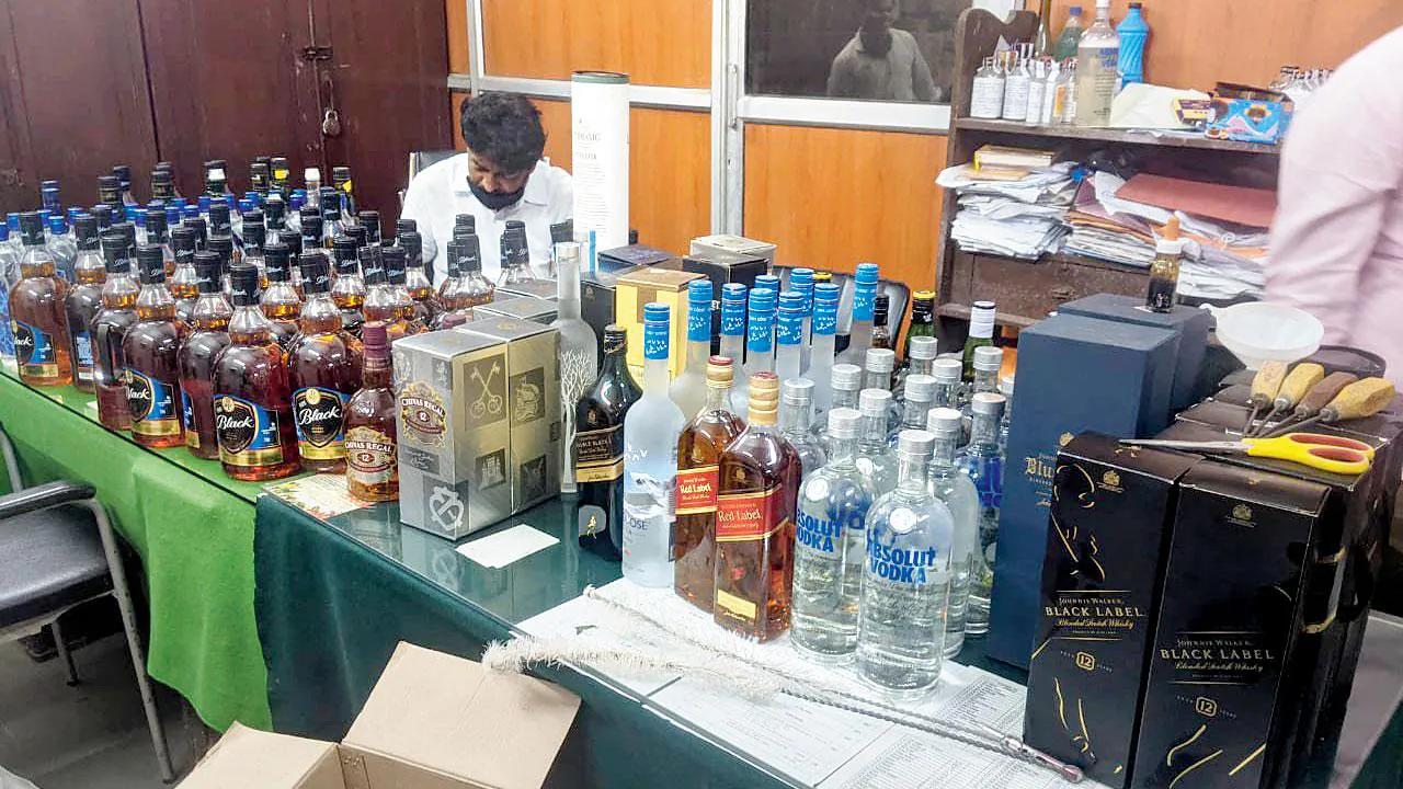 Police in Gadchiroli seize illegal liquor and vehicle worth Rs 3.4 lakh in major bust