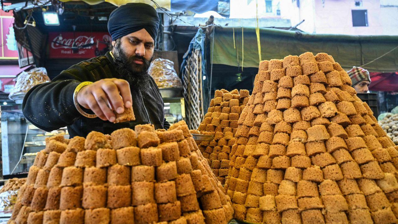 This festival fosters a sense of community, as people indulge in traditional customs such as making khichdi, flying kites, and preparing sesame sweets and coconut laddoos
