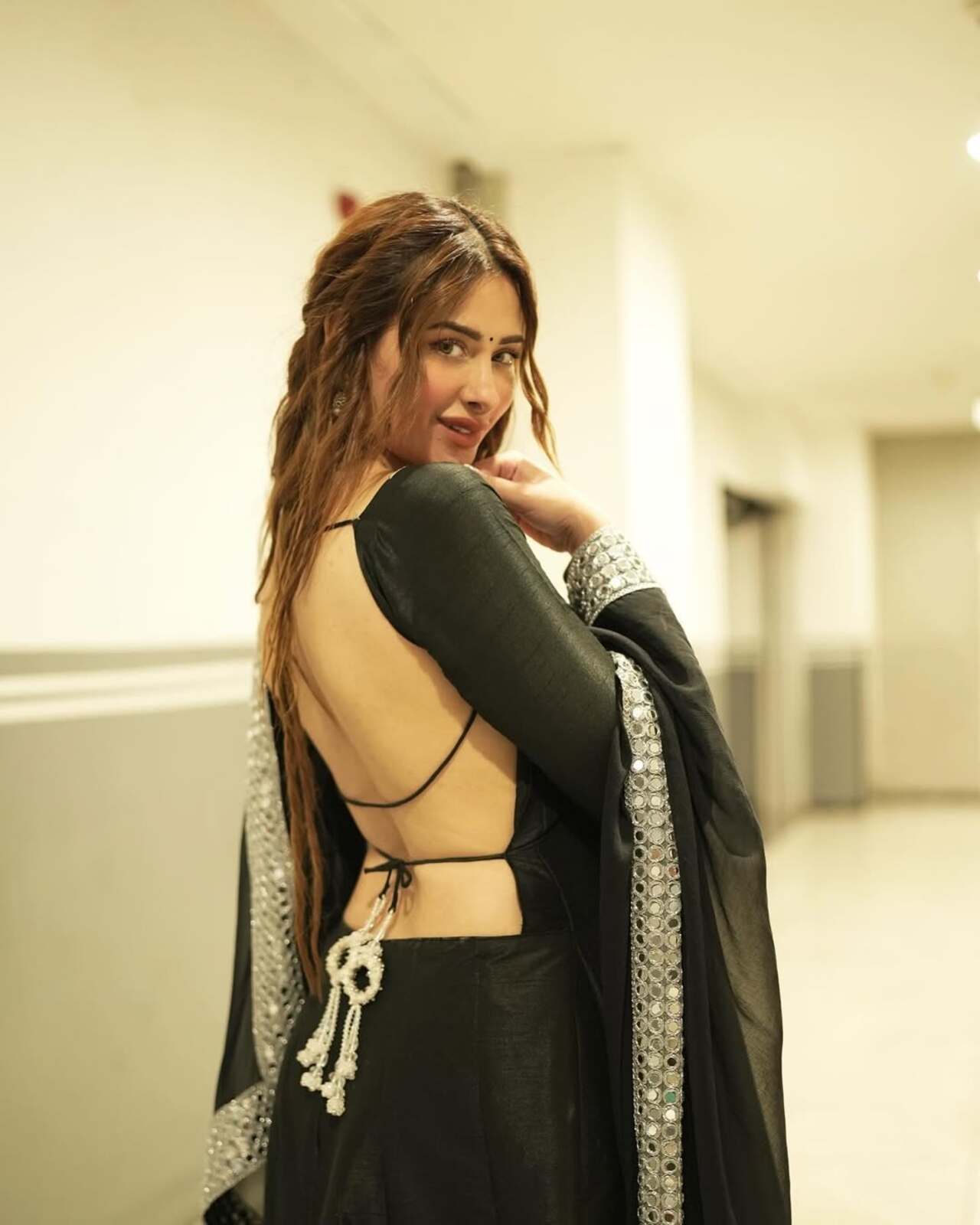 Indian cricketer Mohammed Siraj's romantic life has been making the news lately. According to the latest reports, the cricketer is dating actress Mahira Sharma. 