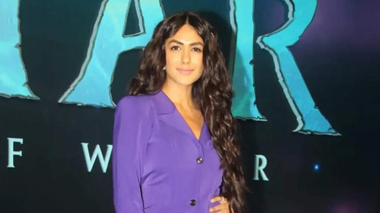 Mrunal Thakur channels her inner fangirl during Coldplay 2025 Mumbai concert
