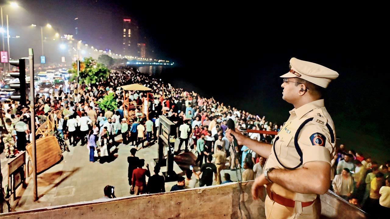 It was no fun for the police, though, who did a great job of managing the teeming crowd at Marine Drive. Pic/Shadab Khan