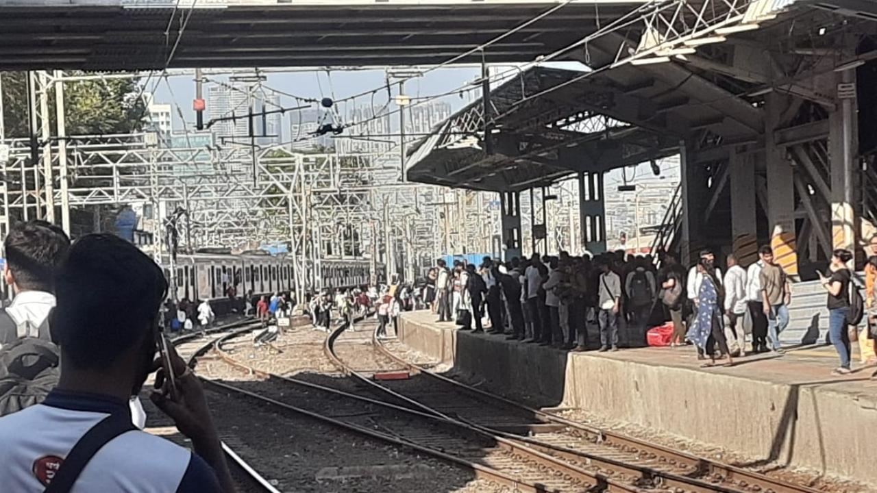 Mumbai: Train services on Western Railway's slow line between Churchgate and Mumbai Central disrupted after snag