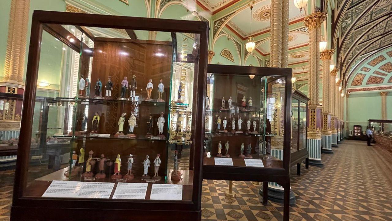 It is organised into six sections that include the history of Mumbai, industrial arts, 19th-century paintings, founding exhibits, the Kamalnayan Bajaj Mumbai Gallery, and the Kamalnayan Bajaj Special Exhibition Gallery