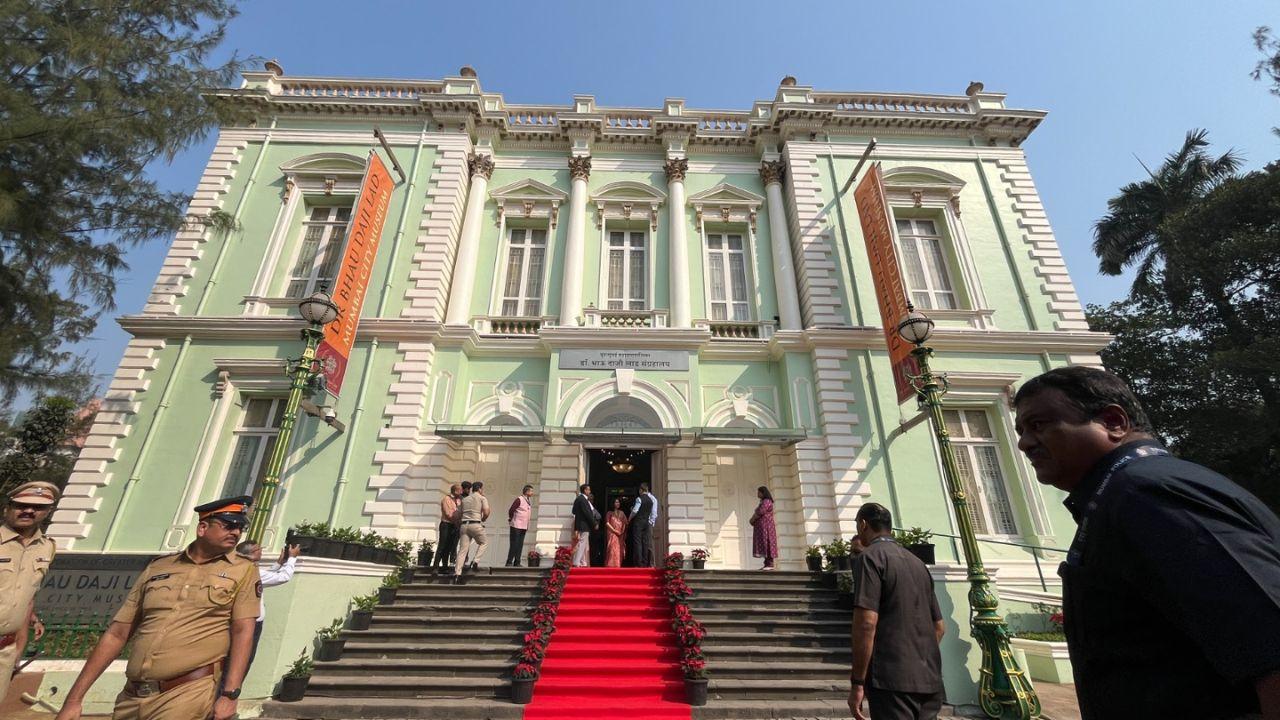 Mumbai municipal commissioner Bhushan Gagrani claimed the Bhau Daji Lad museum building is a small-scale replica of the State Hermitage Museum in Russia's Saint Petersburg.