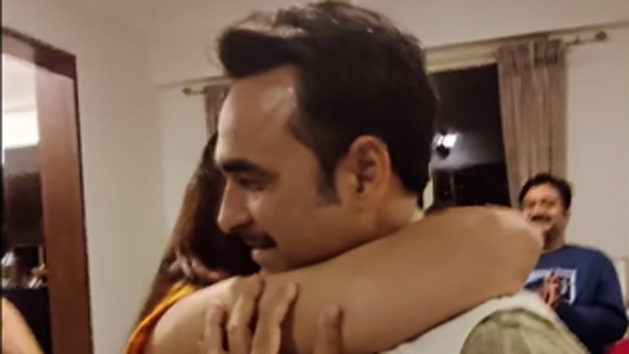 Pankaj Tripathi's adorable gesture for wife Mridula at anniversary celebration