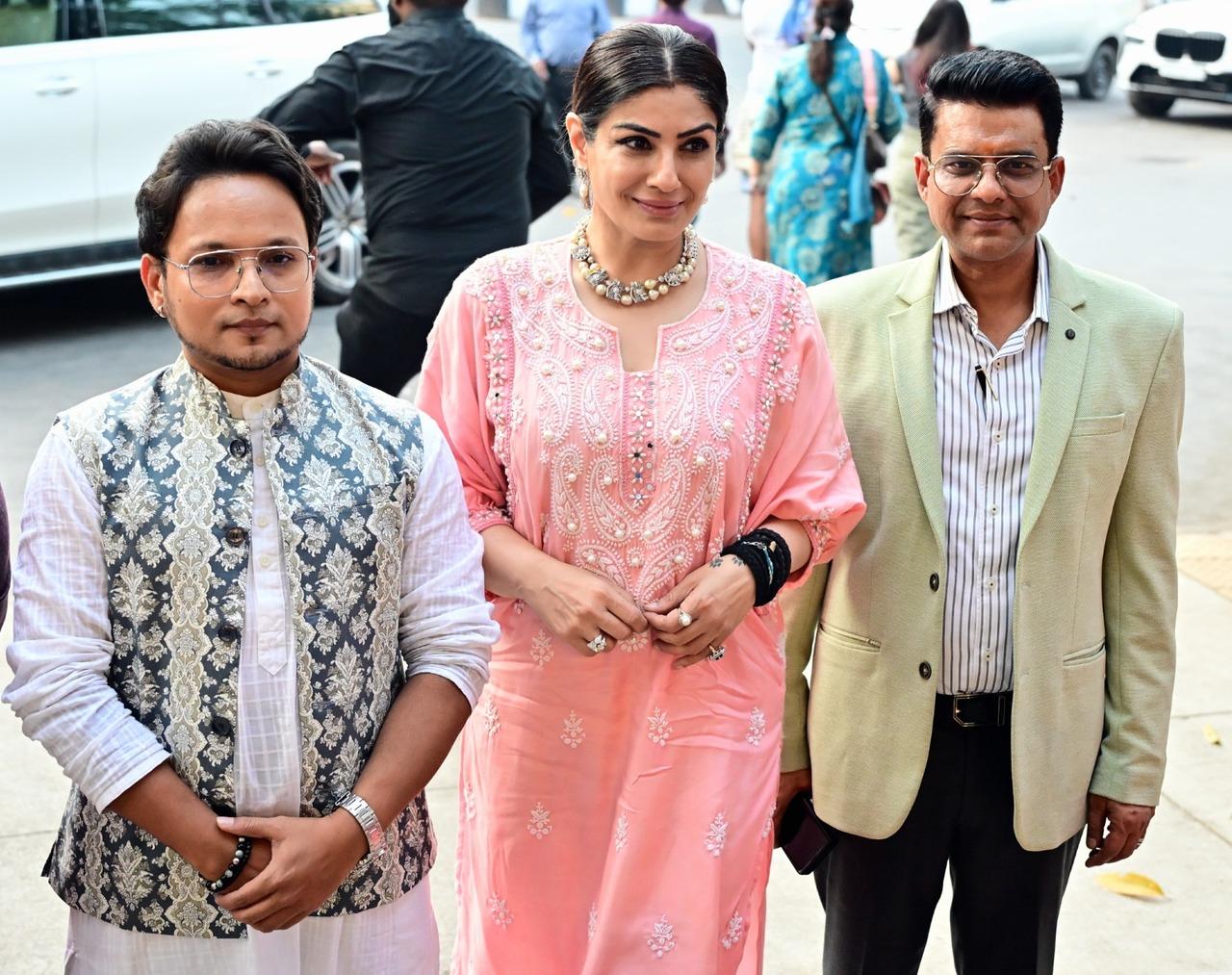 Bollywood actress Raveena Tandon inaugrated the exhibition Nayika at Jehangir Art Gallery, in Fort, Mumbai. The exhibition is put up by artist Vishal Sablley.