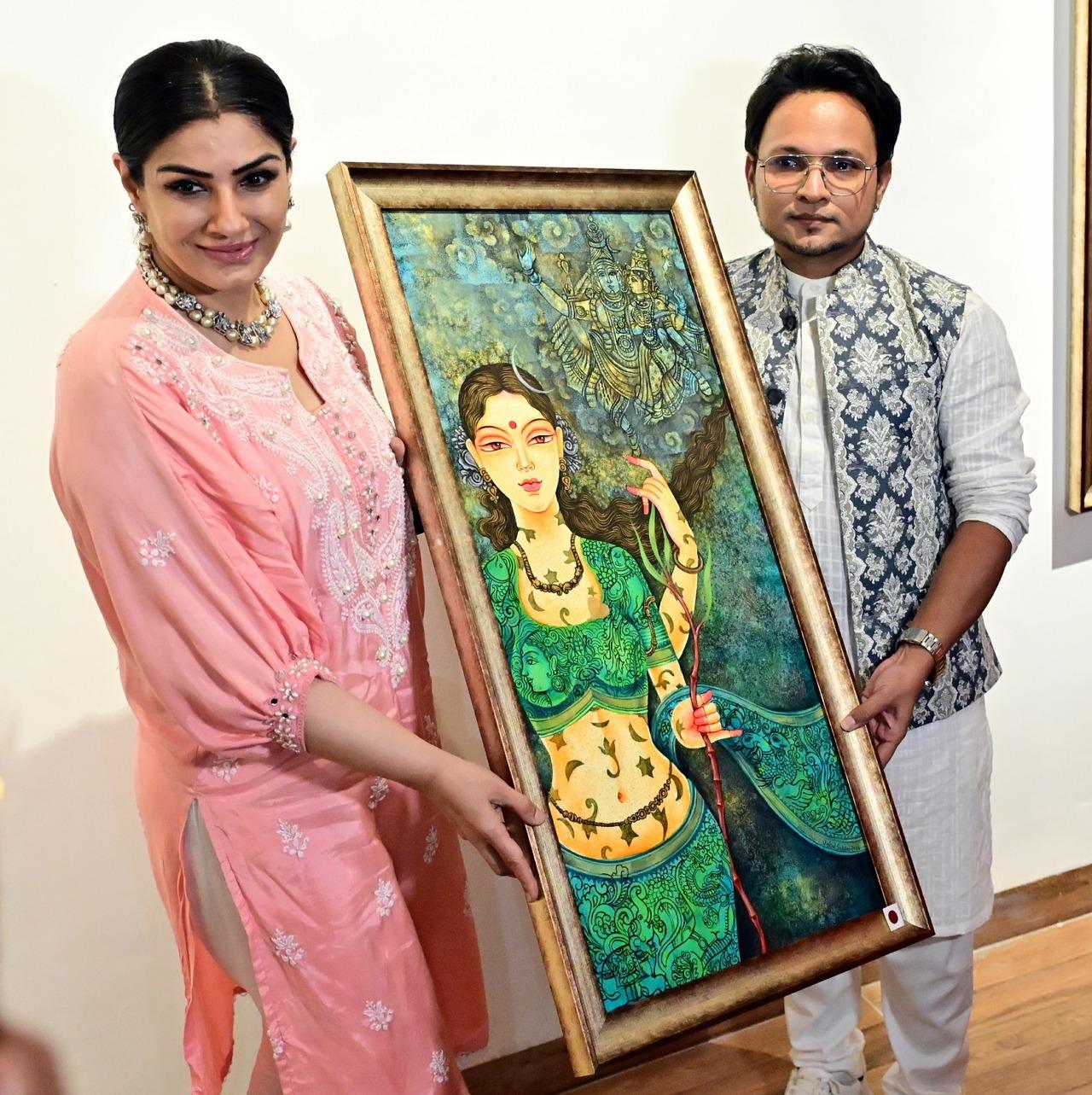 Raveena posed for a photo with Vishal and one of his paintings from the exhibition- Nayika.